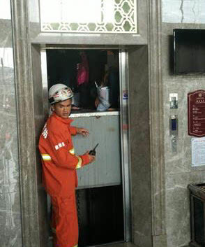 懷集一酒店電梯突發故障致8人被困，消防官兵火速馳援成功解救